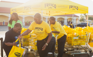 Fresco y Más contribuye foundation volunteers gathering donations.